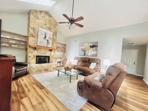 Modern Charm: 2 bedroom condo- Sleeps 6-in West Knoxville with WiFi, AC