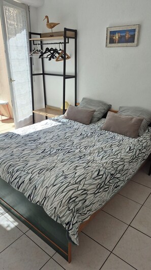 2 chambres, fer et planche Ă repasser