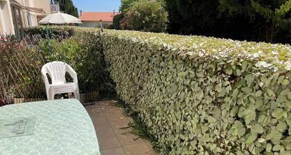 T2 garden floor small residence private parking near large beach and shops