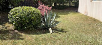 T2 garden floor small residence private parking near large beach and shops