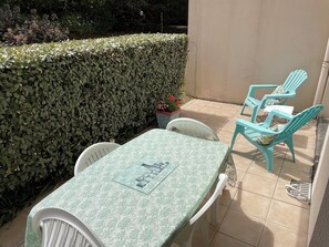 Outdoor dining - T2 garden floor small residence private parking near large beach and shops (Royan)