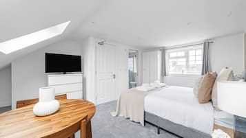 4 bedrooms, iron/ironing board, free WiFi, bed sheets