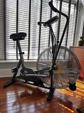 Fitness facility - 2 Bedroom Apt in the heart of Atlanta with Wi-Fi and EV charging station! (Atlanta)