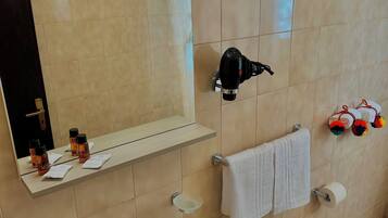 Asciugacapelli, asciugamani, sapone, carta igienica