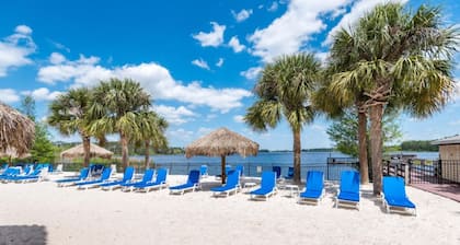 7 miles from Disney! 3-bedroom 2 bath condo in Davenport with WiFi, fit room, AC