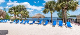 7 miles from Disney! 3-bedroom 2 bath condo in Davenport with WiFi, fit room, AC