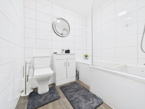 ฝักบัวในอ่างอาบน้ำ, อ่างอาบน้ำแบบแช่ตัว, ไดร์เป่าผม, ผ้าเช็ดตัว