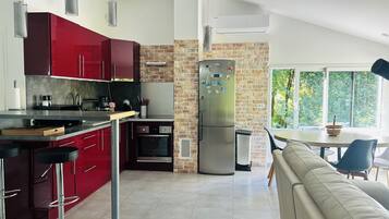 Kylskåp, mikrovågsugn, ugn och spishäll