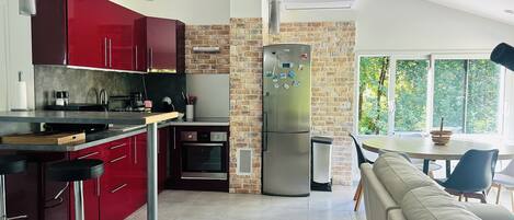 Réfrigérateur, micro-ondes, four, plaque de cuisson