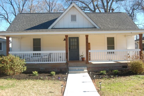 Charming 2-bedroom house, walkable to downtown Greenville!