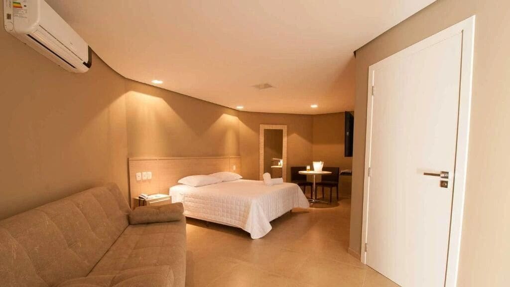 Quarto triplo luxo | Frigobar, espaço de trabalho para notebook, Wi-Fi de cortesia