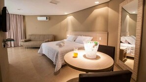 豪華三人房 | 迷你吧、筆電工作空間、免費無線上網、床單