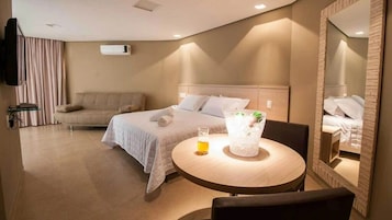 Quarto triplo luxo | Frigobar, espaço de trabalho para notebook, Wi-Fi de cortesia
