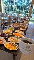 Café da manhã com buffet grátis todos os dias