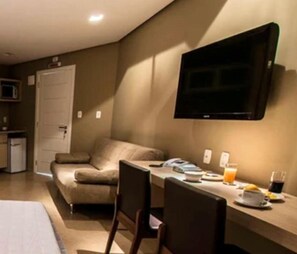 Habitación triple Deluxe | Minibar, espacio para trabajar con laptop, wifi gratis y ropa de cama