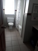 Klassieke tweepersoonskamer, 2 queensize bedden, balkon | Badkamer | Een haardroger, handdoeken, zeep, shampoo