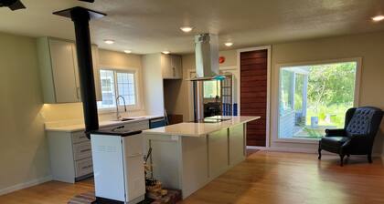 Charming 3-bedroom house in Long Beach with WiFi, new appliances, BBQ, huge yard