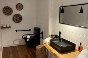 Ducha y bañera combinadas, bañera profunda, secador de pelo y toallas