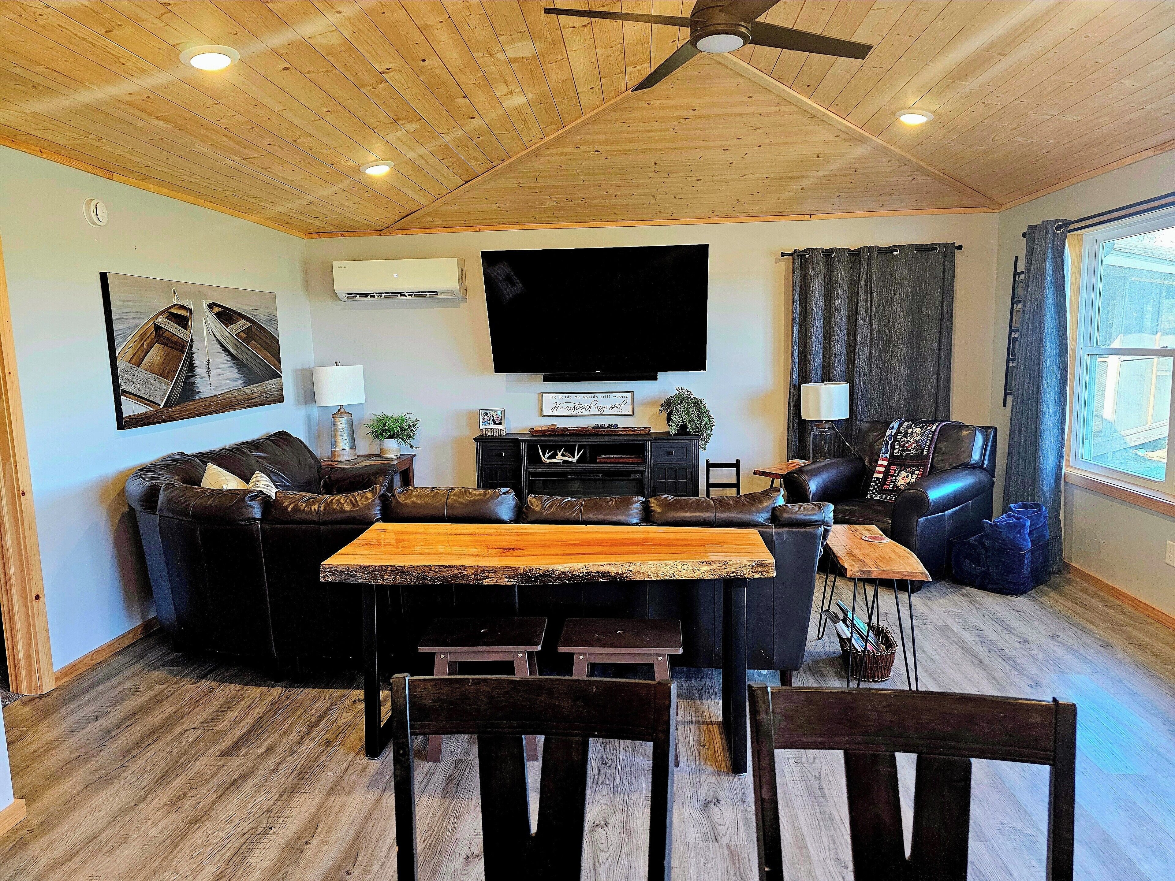 TV, fireplace, DVD player, books