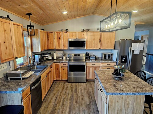 Spacious 5-bedroom Osakis lakefront house/guest house with dock, WiFi, AC, spa