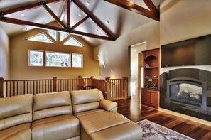 Televisor intel·ligent i taula de tennis de taula 