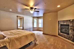 Escriptori, planxa i posts de planxar i wifi 