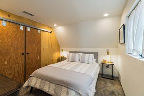 1 dormitorio, tabla de planchar con plancha, wifi y ropa de cama