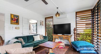 Tropicana Cottage Eclectic Poolside Haven near CBD
