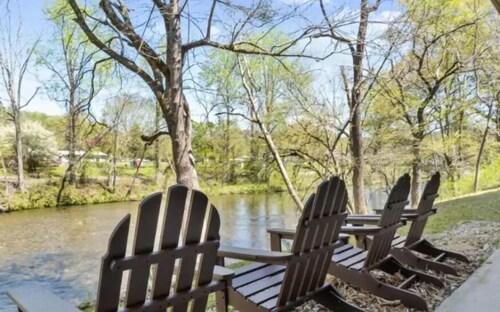 Cozy 2-bed/2bath riverfront condo in amazing Townsend with WiFi, AC