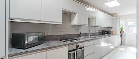 Micro-ondes, four, plaque de cuisson, lave-vaisselle