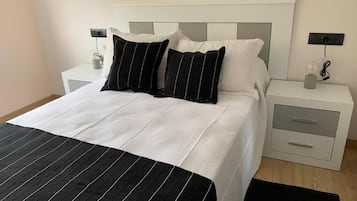 3 slaapkamers, een strijkplank/strijkijzer, beddengoed