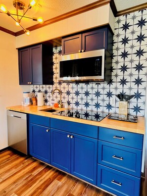 Fridge, microwave, stovetop, dishwasher