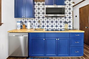 Fridge, microwave, stovetop, dishwasher