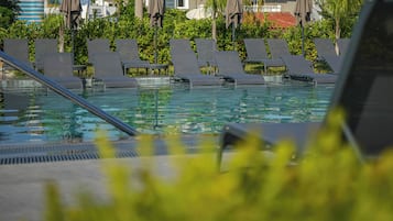 Una piscina al aire libre de temporada