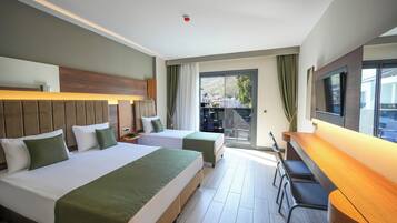 Tripla Comfort, balcone, vista piscina | Postazione laptop, insonorizzazione, Wi-Fi gratuito