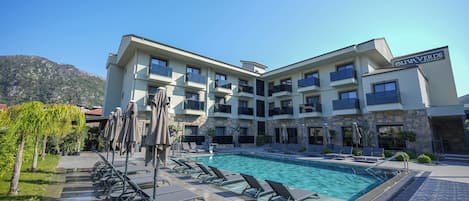 Una piscina al aire libre de temporada