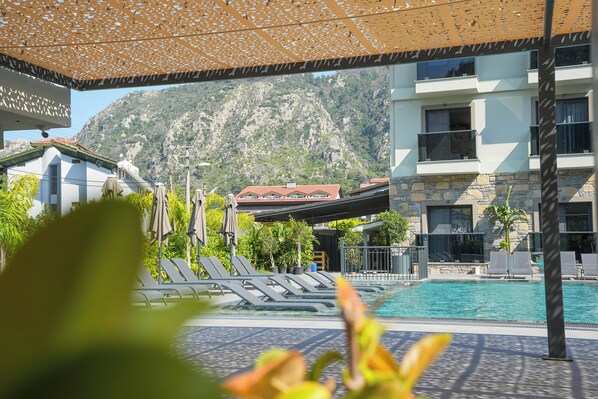 Una piscina al aire libre de temporada