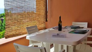 屋外ダイニングエリア