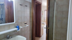 Chuveiro, secador de cabelo, bidê, toalhas de banho