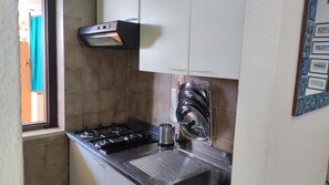 冷蔵庫、電子レンジ、コンロ、調理器具と食器