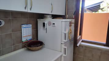 Réfrigérateur, micro-ondes, plaque de cuisson
