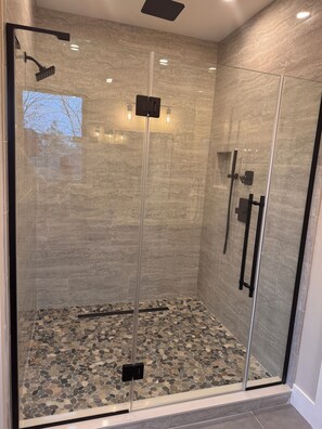 Dusche, Haartrockner, Handtücher, Seife