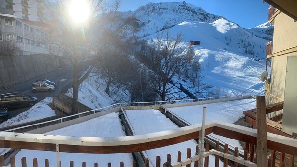 A snowy mountain view from a balcony with a wooden fence. - Lodging in Artesina with Alpine view, ski-in/out, fireplace and sleeps 6 (Artesina)