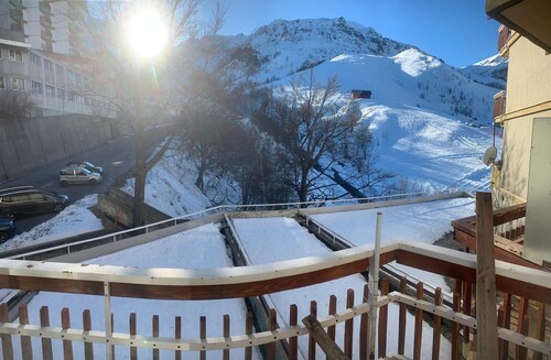 Lodging in Artesina with Alpine view, ski-in/out, fireplace and sleeps 6