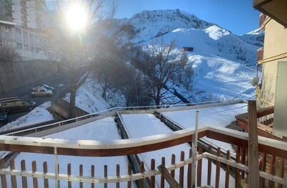 Lodging in Artesina with Alpine view, ski-in/out, fireplace and sleeps 6