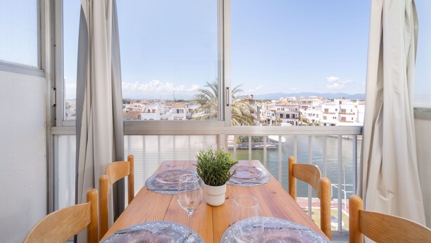Apartment | Dining - Villa in Empuriabrava With Pool & Canal Access (Castello d'Empuries)