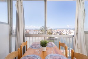 Apartment | Dining - Villa in Empuriabrava With Pool & Canal Access (Castello d'Empuries)