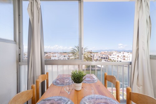 Villa in Empuriabrava With Pool & Canal Access