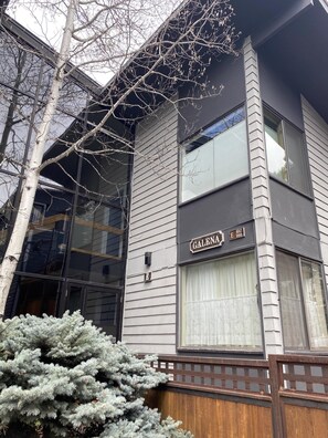 Exterior detail - Convenient Telluride studio condo - easy walk to grocery and skiing (Telluride)