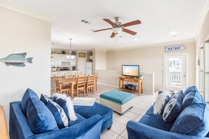 独立别墅, 多张床, 露台, 海洋景观 (Beach Front Baby) | 起居区 | 42-英寸纯平电视（配备数码频道）